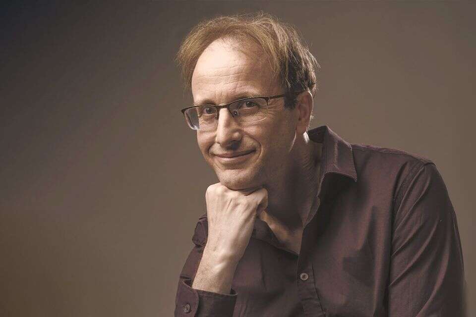 "לצרוך משהו שכתבה מכונה זה נצלני. ויש גם היבט פלילי: לקחו מאיתנו בלי רשות את הספרים והאכילו בהם את המכונה" , אסף לזר