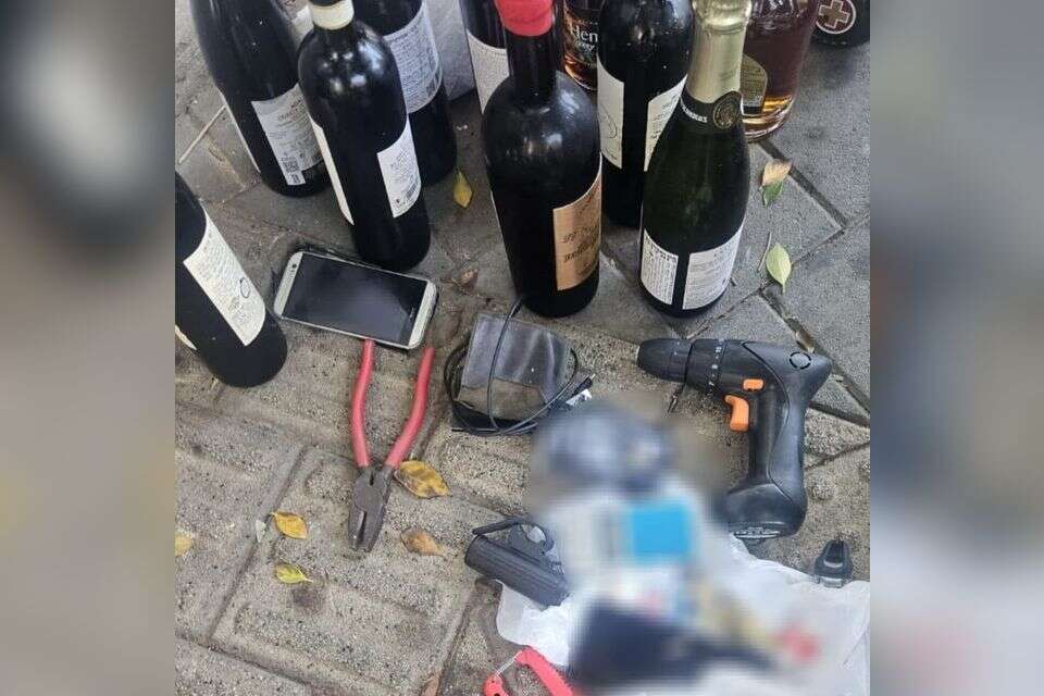 השלל שנתפס בידיו של הפורץ מחוץ לדירה , דוברות המשטרה
