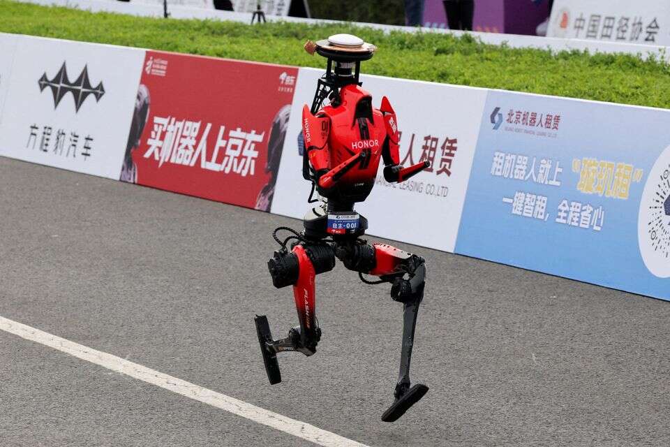 Lightning humanoid robot , רויטרס