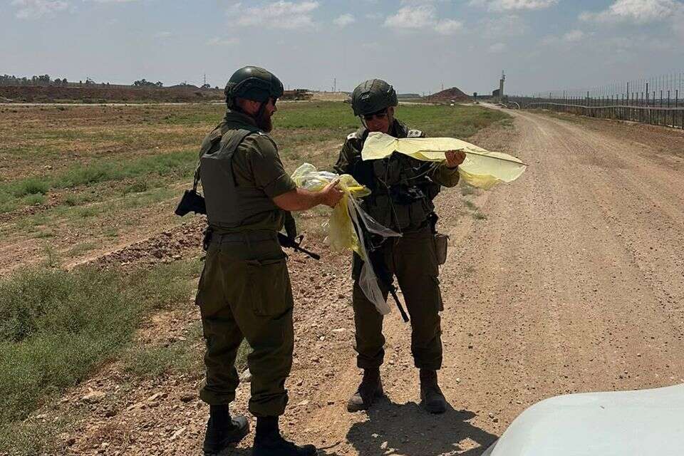 אחד העפיפונים שנמצאו בשטח העוטף , ללא