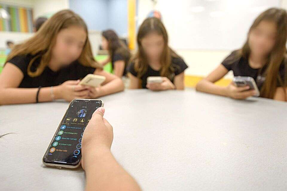 חטיבות הביניים יחדשו בקרוב ימיהן כקדם. אין סלולרי , אייל מרגולין/ג'יני