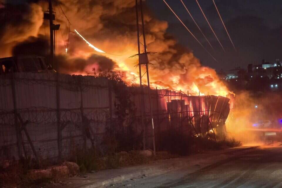 הסתיימו פעולות הכיבוי של הרכבים הבוערים במגרש בקרית ארבע , כבאות והצלה לישראל
