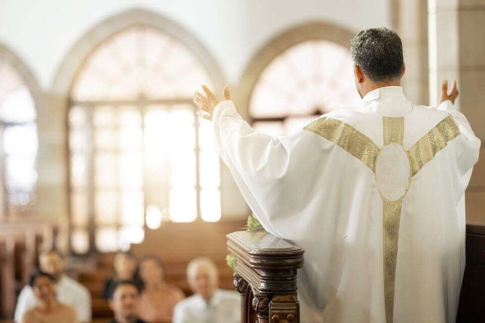 כומר כנסייה , istockphoto