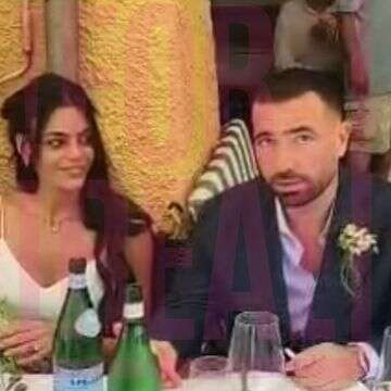 עומר אדם הבחין במצלמה, אחיו התערב