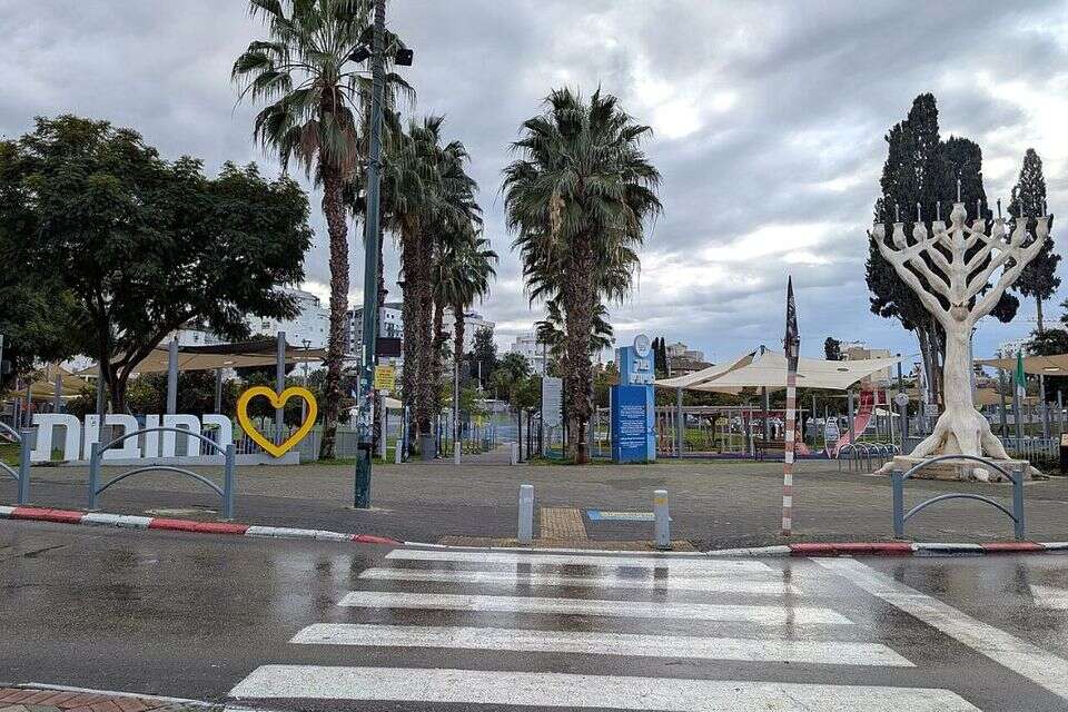 Hanukiah_of_Redemption_and_Peace_in_Rehovot , @ChenSpec/wikipedia