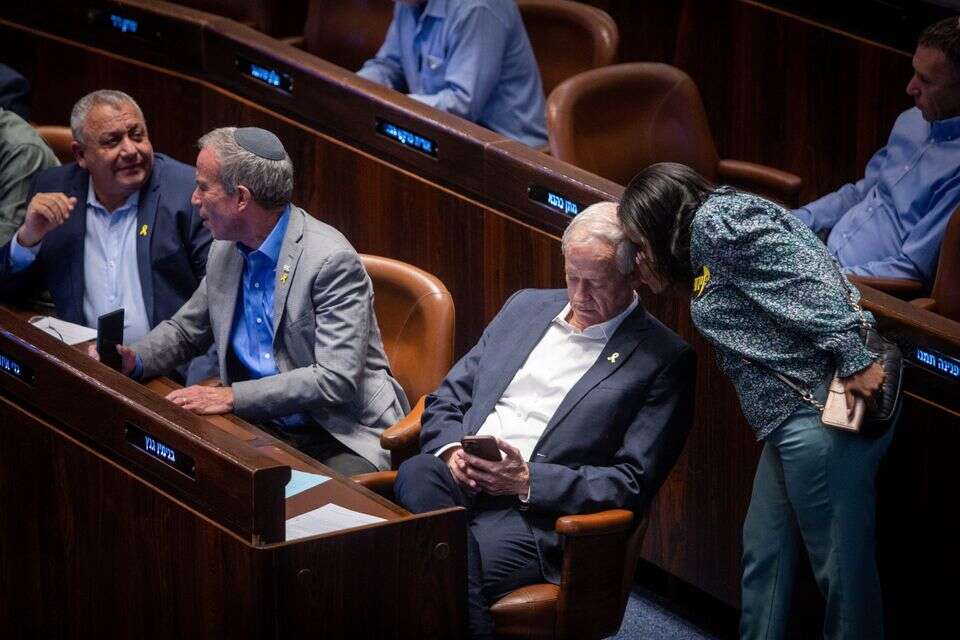 בני גנץ ופנינה תמנו שטה , אורן בן חקון