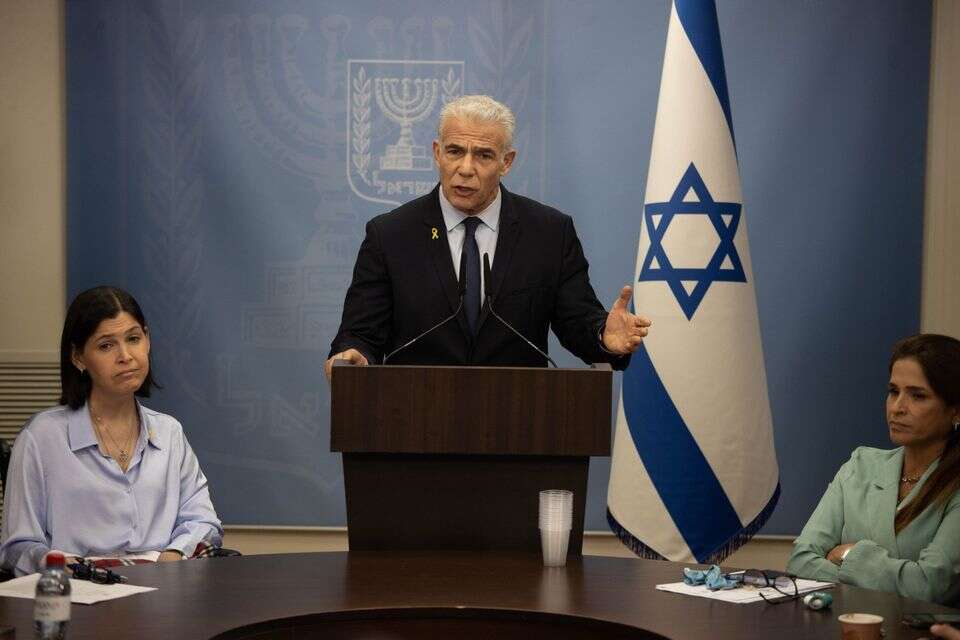 שתיים הן ולא יודעות. בפוסט שהועלה על מפגש המחזור של מפלגת "ביחד", חברת הכנסת מ"יש עתיד" נשארה בחוץ , אורן בן חקון