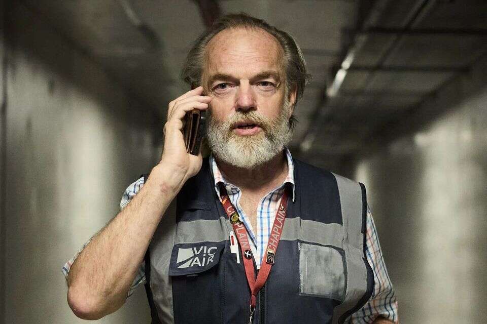 הוגו וויבינג בסדרה "הכומר של נמל התעופה" , SBS