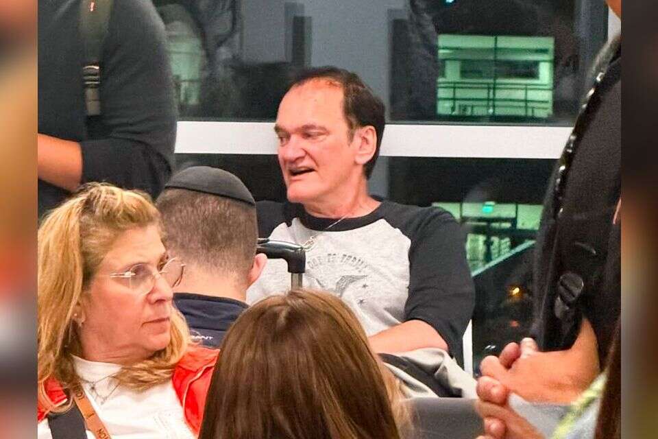 קוונטין טרנטינו ממתין לטיסה מלונדון לתל אביב , השם שמור במערכת ForReal