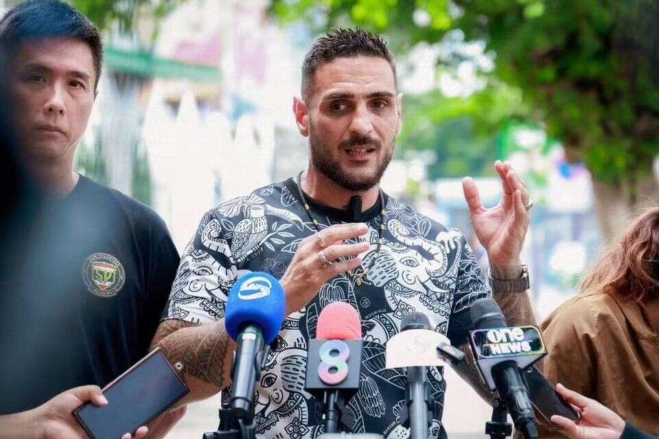 מנהל גן החיות בקוסמוי שתקף ישראלים יוצא לתקשורת ומציג עצמו כקורבן , 27א