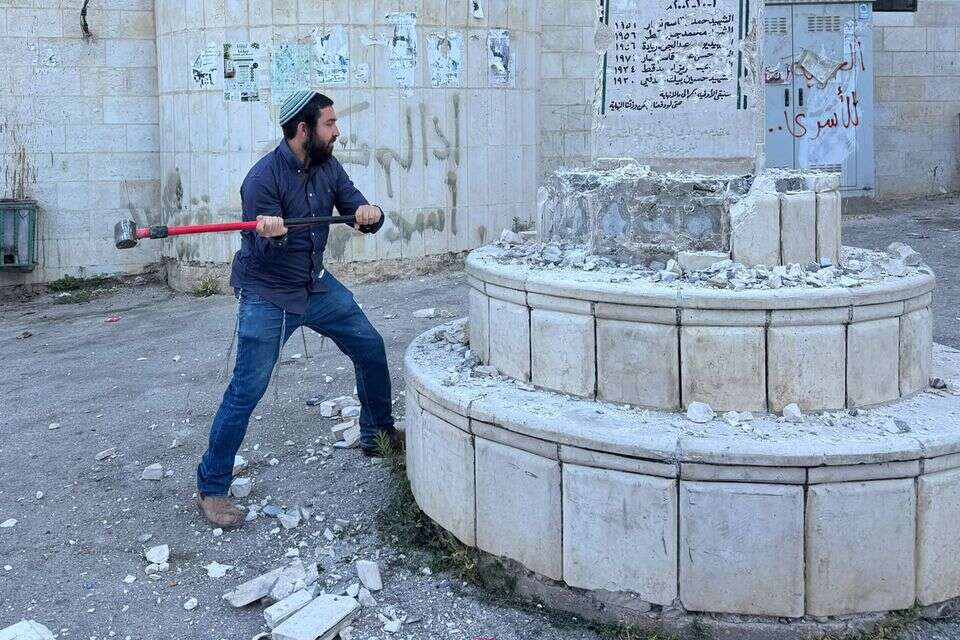 ח"כ צבי סוכות מנפץ אנדרטה למחבלים ביו"ש , ללא