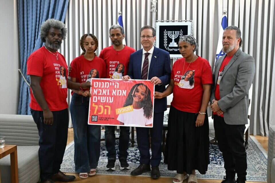 הנשיא הרצוג לצד משפחתה של היימנוט , חיים צח / לע״מ