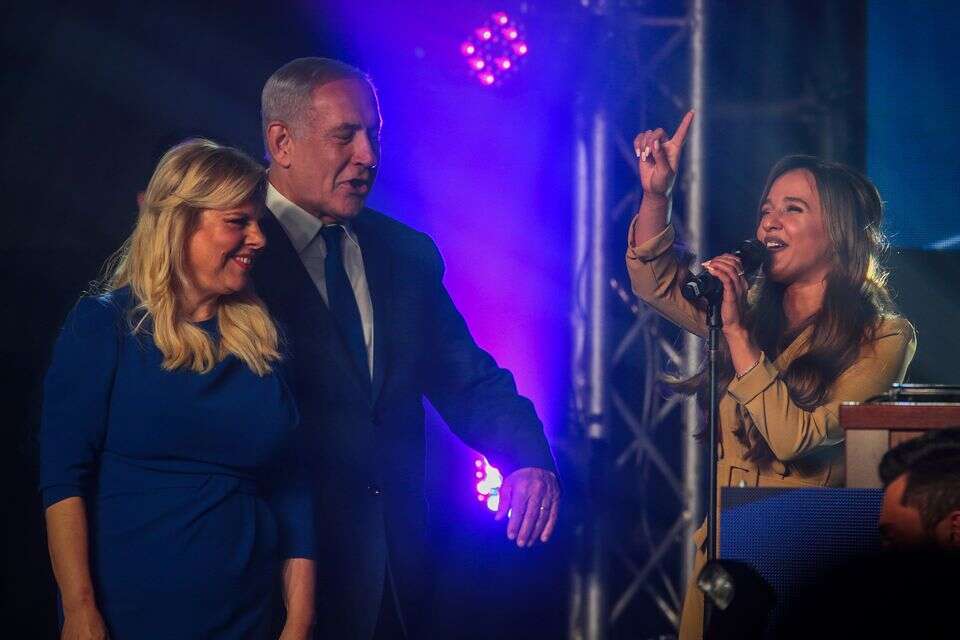 גם לתת לקהל בידור ולא פוליטיקה זו אפשרות. עדן בן זקן עם בנימין ושרה נתניהו , אורן בן חקון