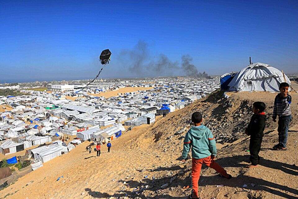 ילדים מעיפים עפיפונים בחאן יונס , AFP