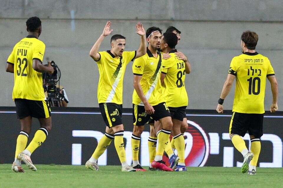 שחקני מכבי נתניה חוגגים , אלן שיבר