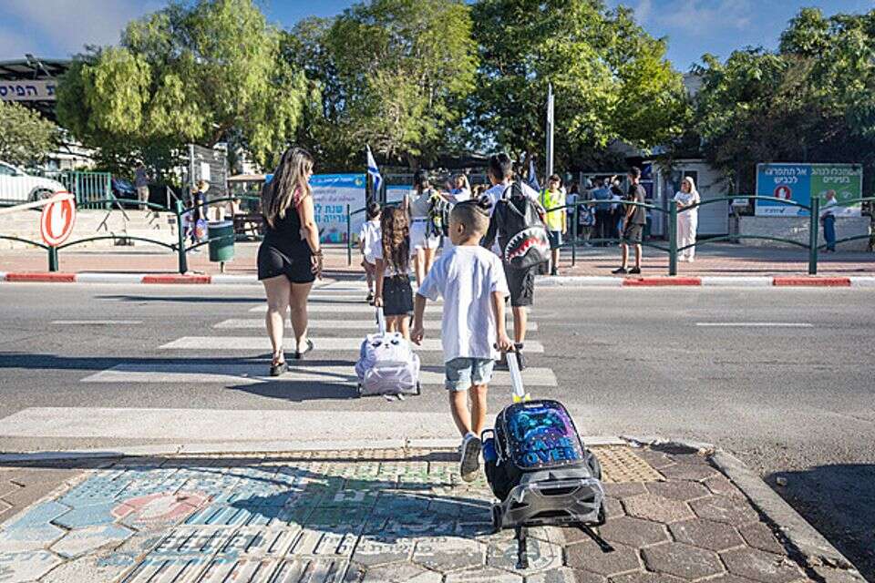 ילדים בדרך לבית הספר , אורן בן חקון