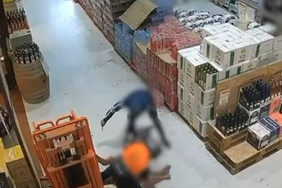 תיעוד רגעי הדקירה בחנות בבאר שבע , ללא קרדיט