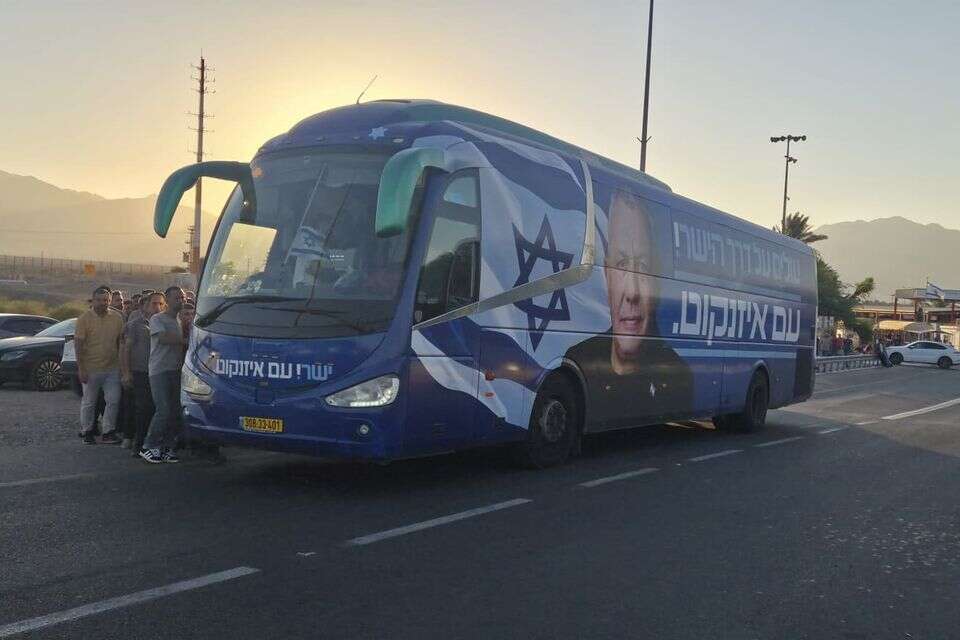 האוטובוס עם תמונתו של איזנקוט בגבול ישראל-ירדן , אלי ביטון