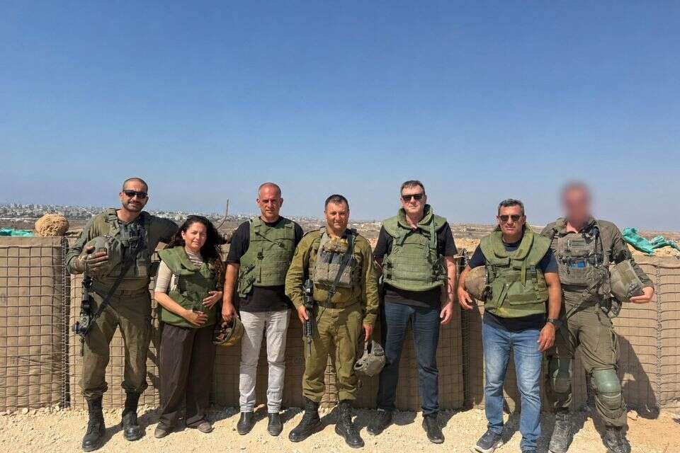 ראש עיריית שדרות, אלון דוידי, יחד עם מפקד פיקוד הדרום, אלוף יניב עשור, מפקד אוגדת עזה, תא"ל לירון בטיטו, וראשי רשויות העוטף , ללא