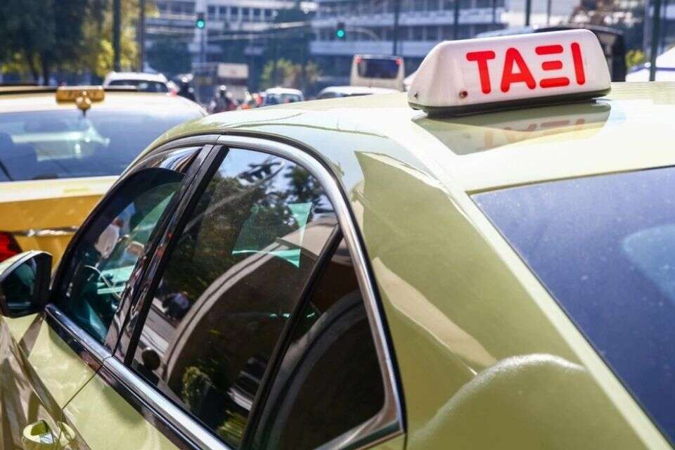 אתונה - הנהג לא נתן למשפחה לצאת ולקחת את המזוודות , שימוש לפי סעיף 27א' לחוק זכויות יוצרים