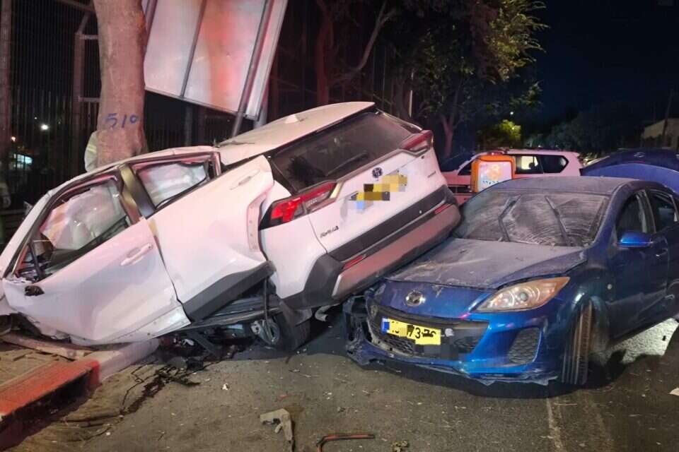 אדם החשוד בגניבת רכב נמלט מהשוטרים, התנגש בעמוד וברכב פרטי - ונהרג , דוברות המשטרה