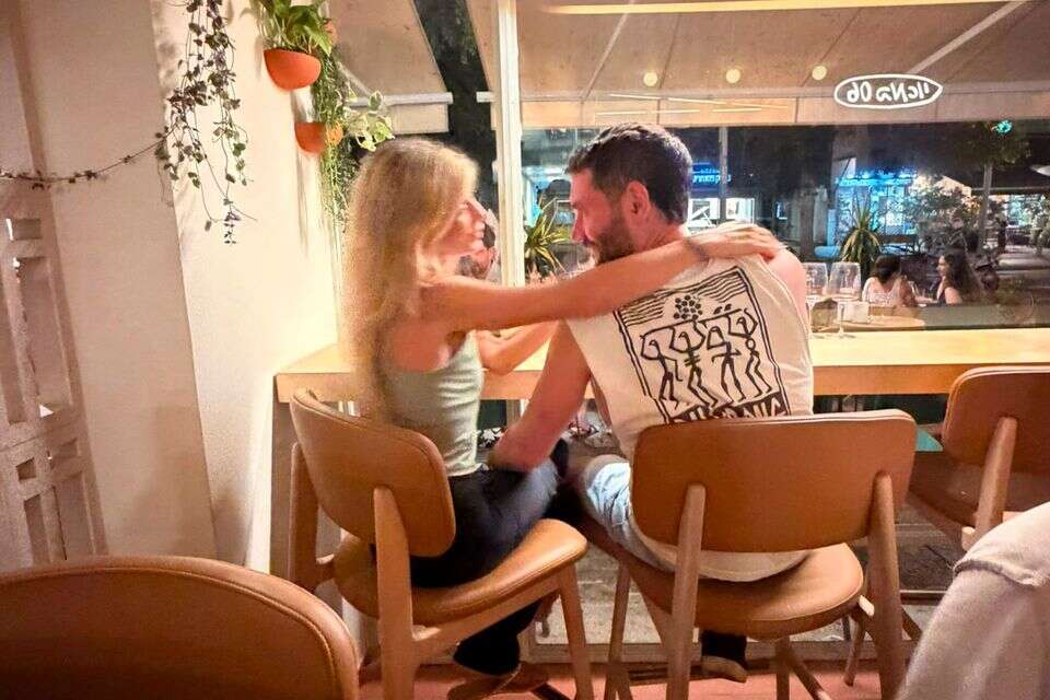 נועה מוזס מניחה את ידה על כתפו של אחד, בבילוי במרכז תל אביב , השם שמור במערכת ForReal