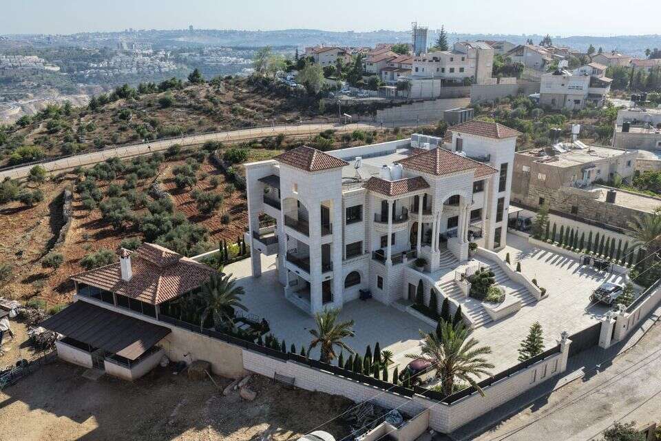 וילת ענק פלסטינית רב קומתית צמחה , רגבים