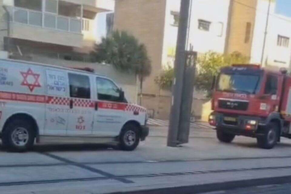 לוחמי אש פועלים בחשד להימצאות חומרים מסוכנים בדירה בשדרות משה דיין בירושלים , כבאות והצלה לישראל