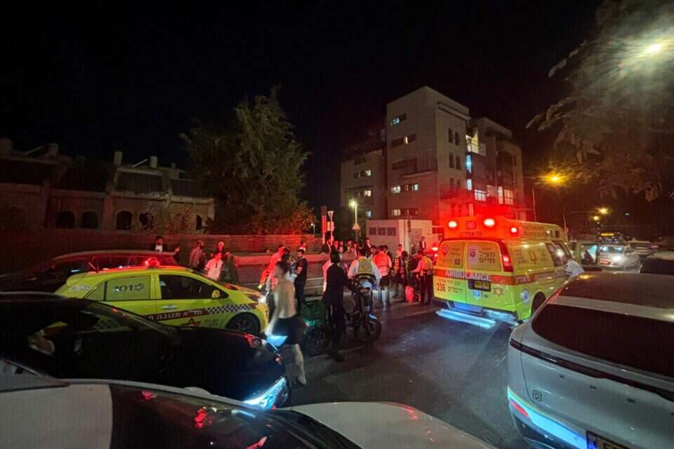 רוכב קורקינט חשמלי כבן 70 נפצע הערב באורח אנוש בירושלים , תיעוד מבצעי מד"א