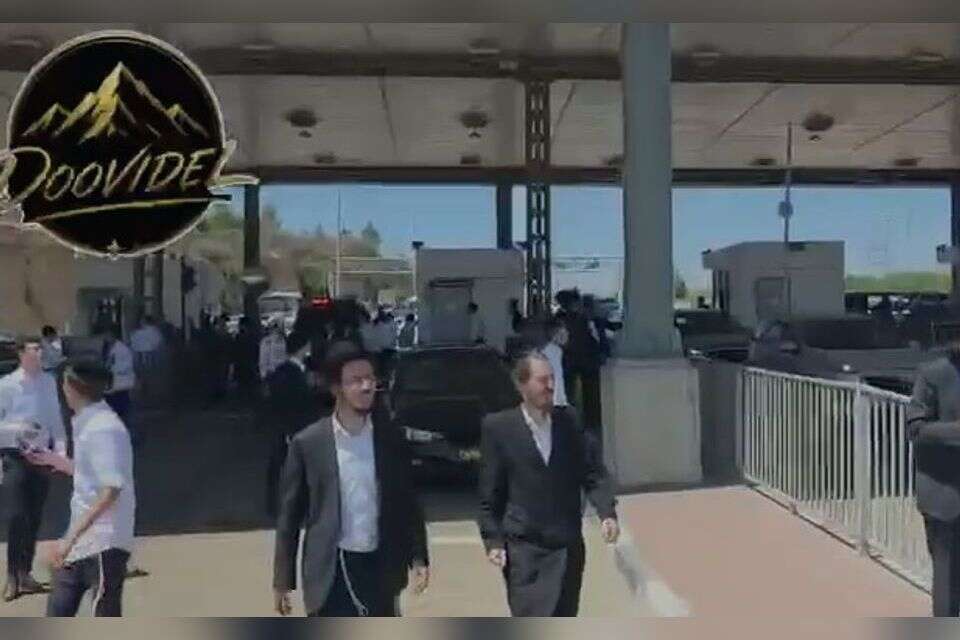 החסימה בכביש 443 , ללא