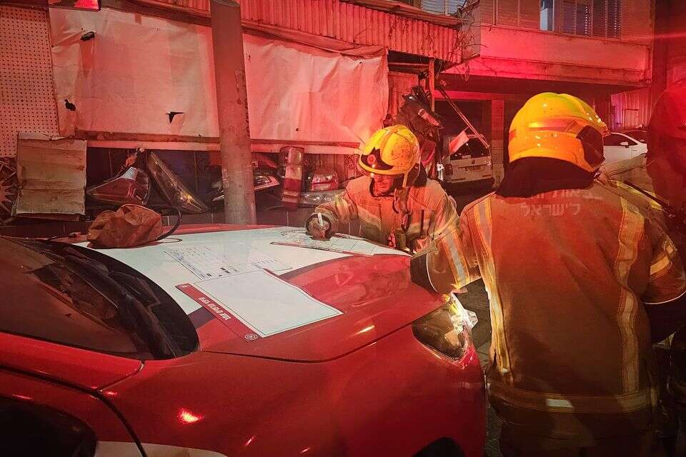 חילוץ של בת ה-50 מהקומה השלישית , כבאות והצלה