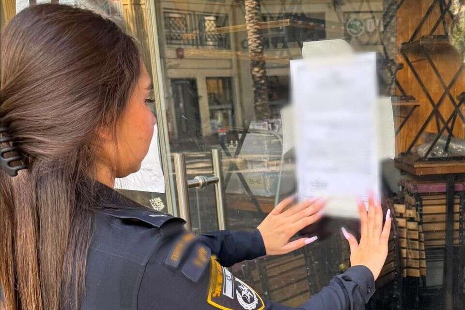 הדבקת צו הסגירה על העסק בו הופעל בית הבושת בחיפה , דוברות המשטרה