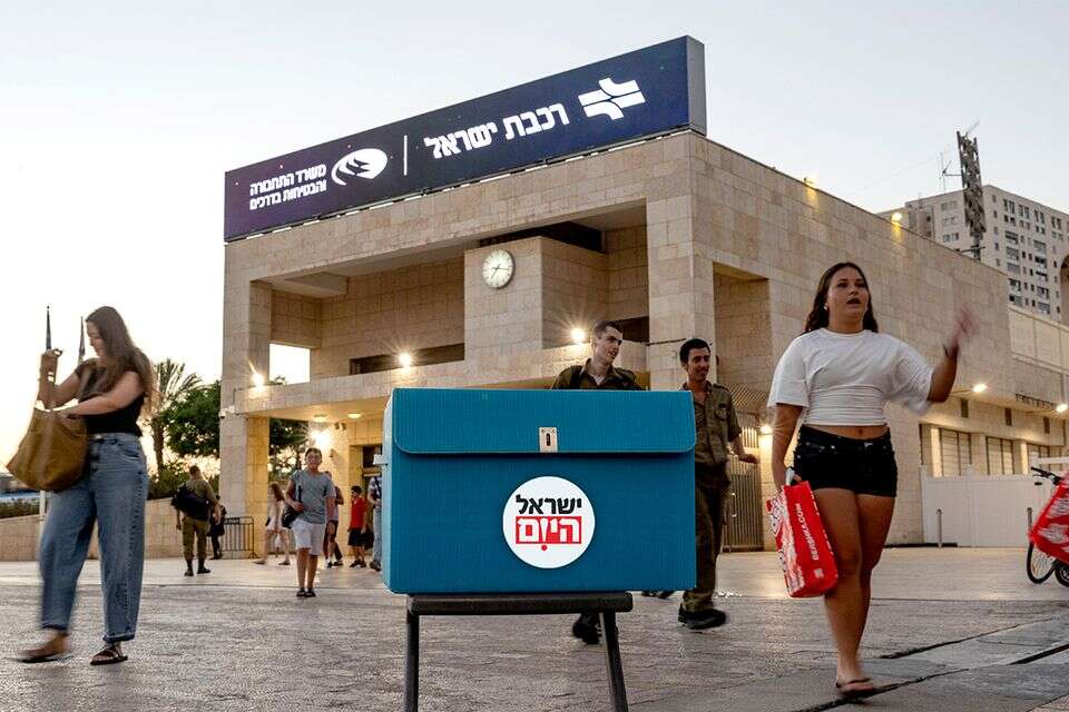 "נכון אני לא נראה כמו אחד שיצביע סמוטריץ'", הוא אמר לנו בחיוך. הקלפי במודיעין , נעמה שטרן