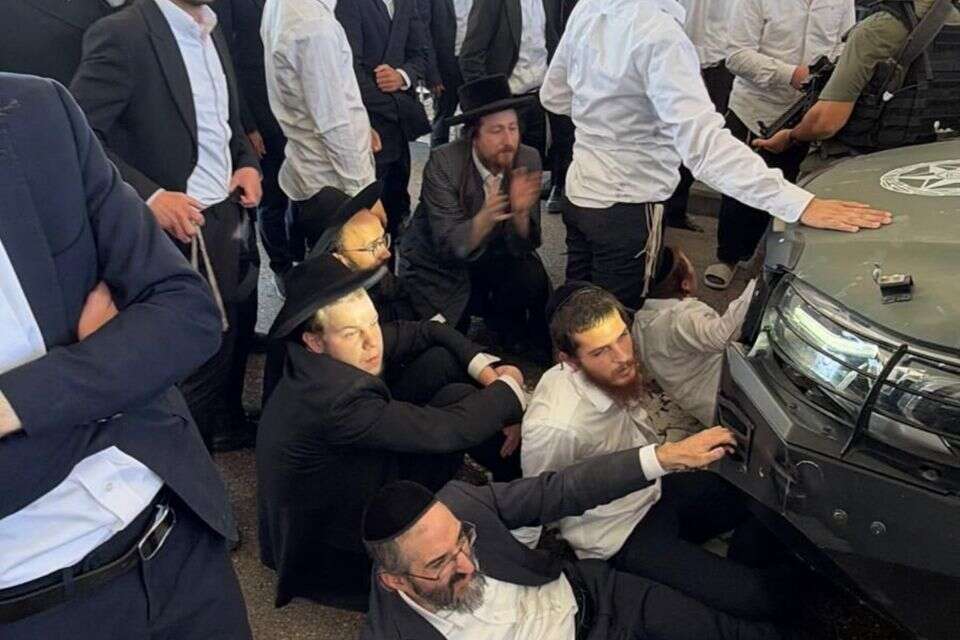 החסימה בכביש 443 , ללא