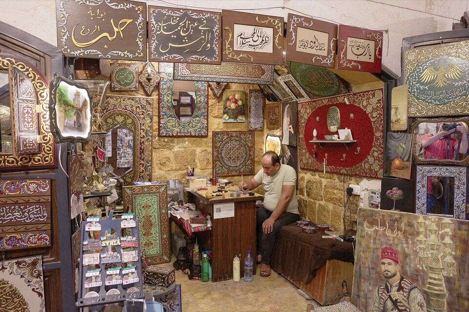 חנות בשוק בחאלב. כלכלת סוריה זקוקה למאות מיליארדי דולרים , רויטרס