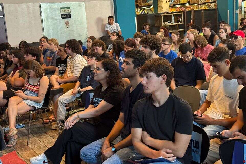 צעירים וצעירות. למצולמים אין קשר לכתבה  , .