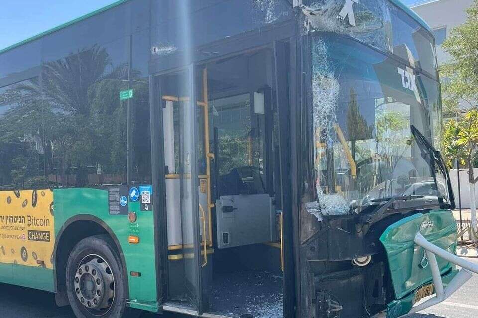 אוטובוס אגד התנגש בתחנה באילת , ללא