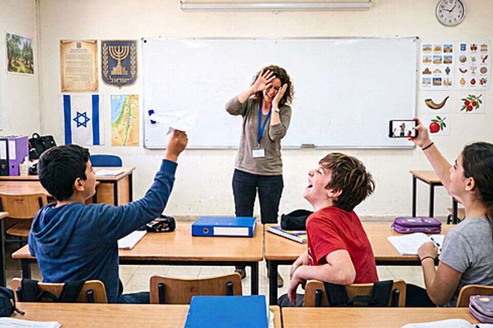 "הורים ותלמידים איבדו רסן" , נוצר באמצעות בינה מלאכותית