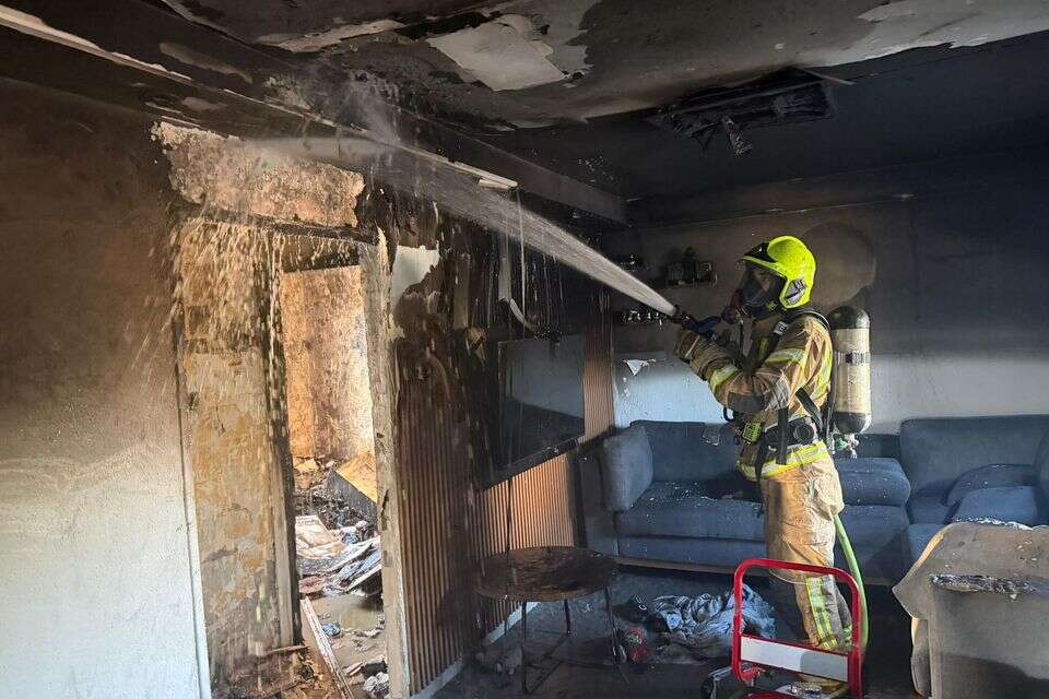 צוותי כיבוי וחילוץ חילצו ארבעה לכודים משריפת דירה בלוד , כבאות והצלה לישראל