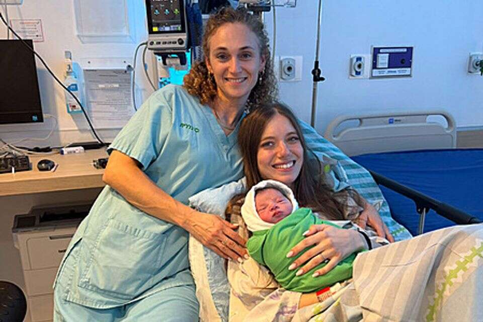 "מטורף איך שהסיפור התחבר". שירה פילו אבוטבול והמיילדת איילת לוי , דוברות בילינסון