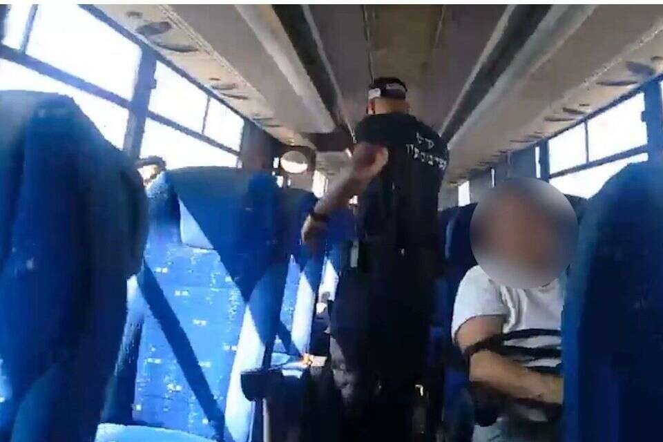 הגיע עם סכין למקום עבודתה של האקסית - ונעצר מסתתר באוטובוס , דוברות המשטרה