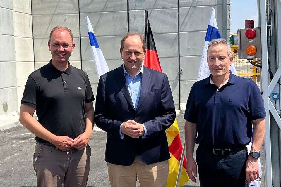שגריר גרמניה למבסדורף ומנכ"ל משרד הביטחון אמיר ברעם חונכים את המגנומטרים במעבר ארז , ללא קרדיט