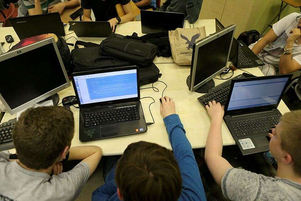 ילדים נעזרים במחשב בכיתת לימוד (ארכיון) , ללא