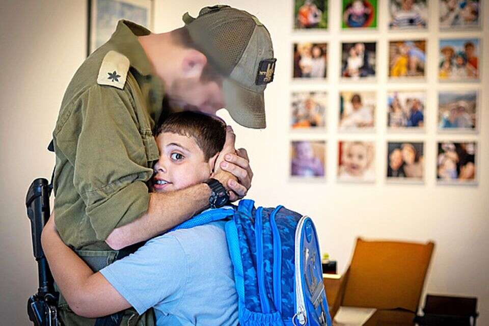 עברי בריס עם אביו. "יודע להרגיע אותי" , אורן בן חקון