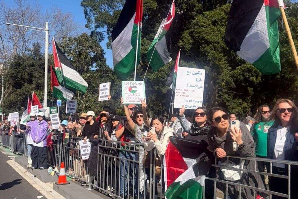 פרו פלסטינים מפגינים במרתון אוסטרליה , לפי סעיף 27א' לחוק זכויות היוצרים