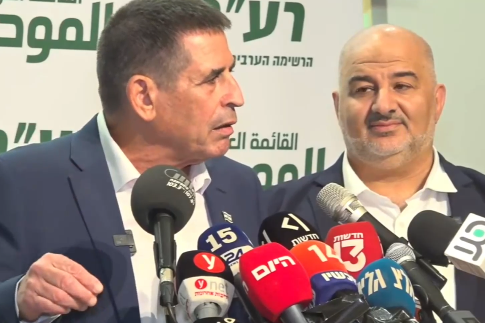 מנסור עבאס ויואב סגלוביץ' , מתוך מסיבת העיתונאים בנצרת