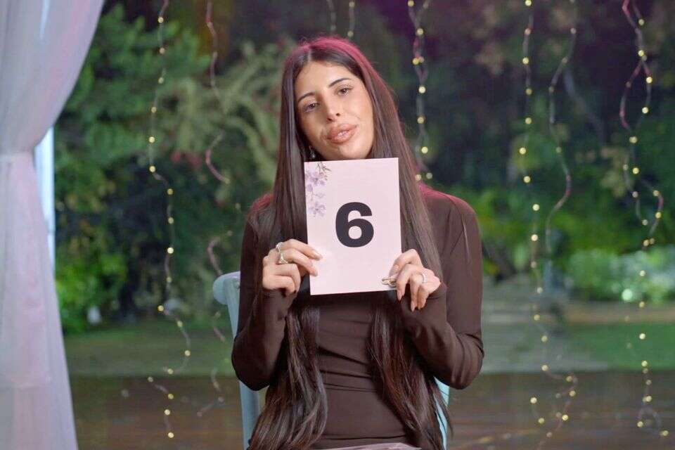 "מנסה להיות לא ביקורתית, אבל זה חזק ממני". "ארבע חתונות" , כאן 11