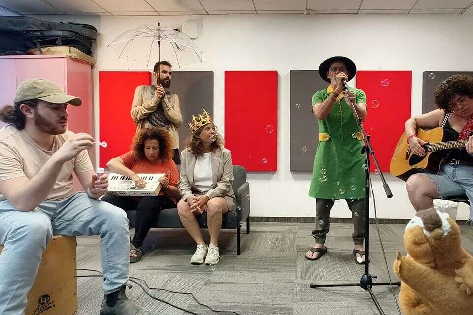 קולנוע אבסורד , באדיבות כנפיים - בזכות האמנות