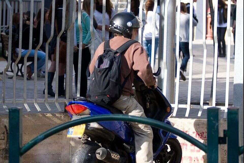 עלה עם האופנוע למדרכה ונגע בבנות. נהג אופנוע (אילוסטרציה) , עמי שומן