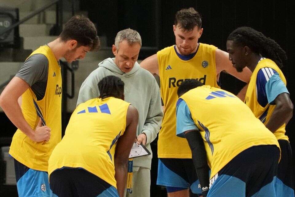 טי ג'יי קלארק (מימין) , MaccabiTLVBC